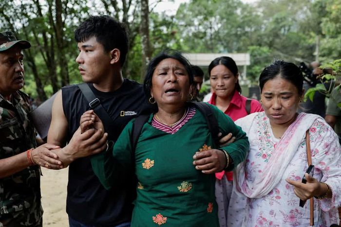 Nepal đang khẩn trương triển khai chiến dịch tìm kiếm, cứu nạn hơn 100 người mắc kẹt trong một đường hầm thuộc dự án thủy điện Trishuli 3A tại huyện Rasuwa. Ảnh: Reuters.