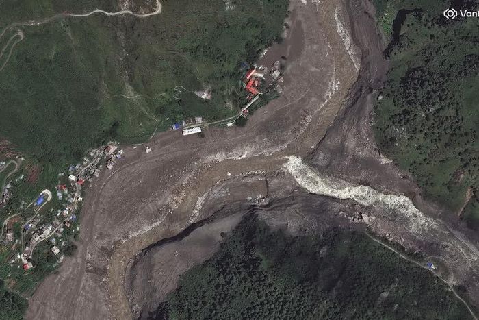Tại khu vực Syapru Besi (Nepal), hình ảnh vệ tinh chụp trước và sau trận lũ quét ngày 26/8 cho thấy nhiều ngôi nhà ven sông gần như bị san bằng trước sức tàn phá của dòng nước. Ảnh: Vantor.