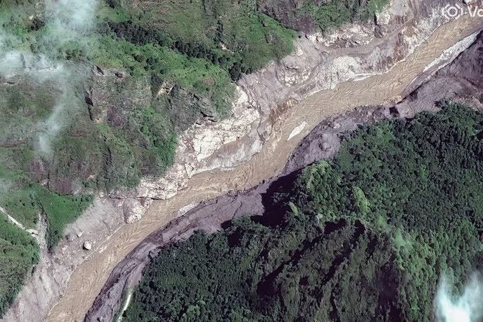Gần Syapru Besi, một cây cầu bắc qua sông Trishuli từng có thể nhìn thấy rõ trên hình ảnh vệ tinh từ năm 2023. Giờ đây cây cầu đã biến mất, cùng với toàn bộ các cấu trúc kiến trúc và một phần thảm thực vật xung quanh. Điều tương tự cũng xảy ra với nhiều cây cầu khác trong khu vực. Ảnh: Vantor.