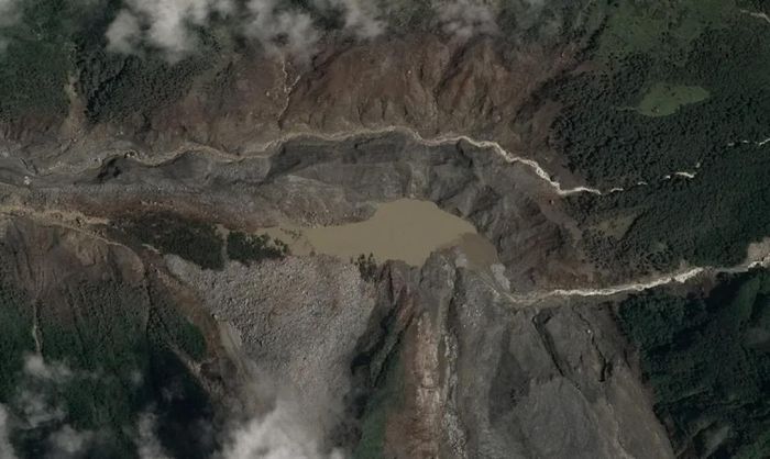  Ảnh chụp từ trên không tại vùng lũ Nepal cho thấy một hồ nước thứ hai vừa hình thành. Phát hiện được ghi nhận sau khi công tác cứu hộ tạm dừng để đề phòng nguy cơ hồ thứ nhất bị vỡ, gây thêm một đợt lũ mới. Ảnh: CNN. 