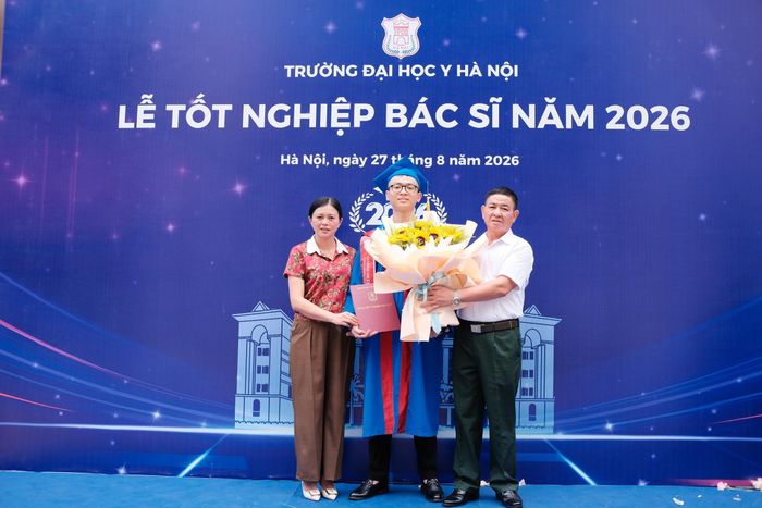  Quang Minh và bố mẹ trong lễ tốt nghiệp đại học, tháng 8/2026. Ảnh: NVCC.