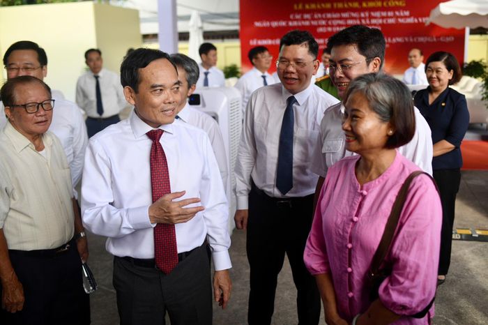 Bí thư Thành ủy TP.HCM Trần Lưu Quang gặp gỡ người dân và chia sẻ niềm vui khi công trình chính thức khởi công. Ảnh: Duy Hiệu.