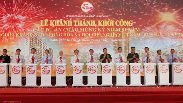  Lãnh đạo TP.HCM, nhà đầu tư bấm nút khởi công đồng loạt 11 dự án, công trình trọng điểm chào mừng 81 năm ngày Quốc khánh nước Cộng hòa xã hội chủ nghĩa Việt Nam (2/9/1945-2/9/2026). Ảnh: Quỳnh Danh. 