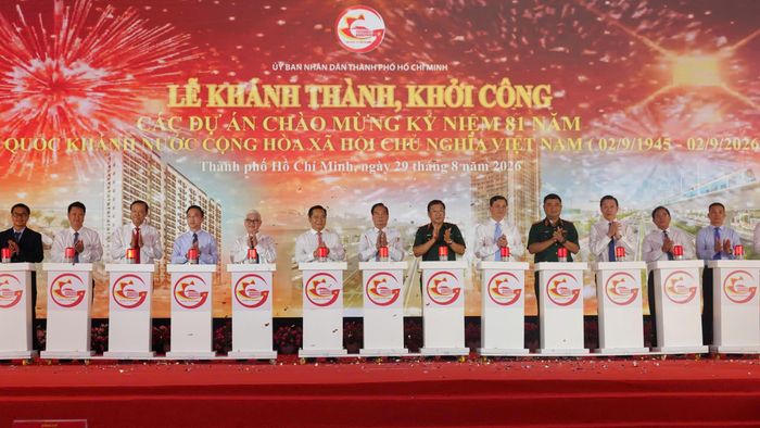 Lãnh đạo TP.HCM nhấn nút khởi công các dự án, trong đó có dự án mở rộng Quốc lộ 13. Ảnh: Quỳnh Danh.