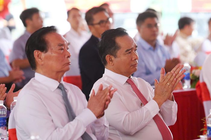  Chủ tịch UBND TP.HCM Nguyễn Văn Được (bên phải) tham dự lễ khởi công tại điểm cầu Quốc lộ 13, phường Hiệp Bình. Ảnh: Quỳnh Danh. 
