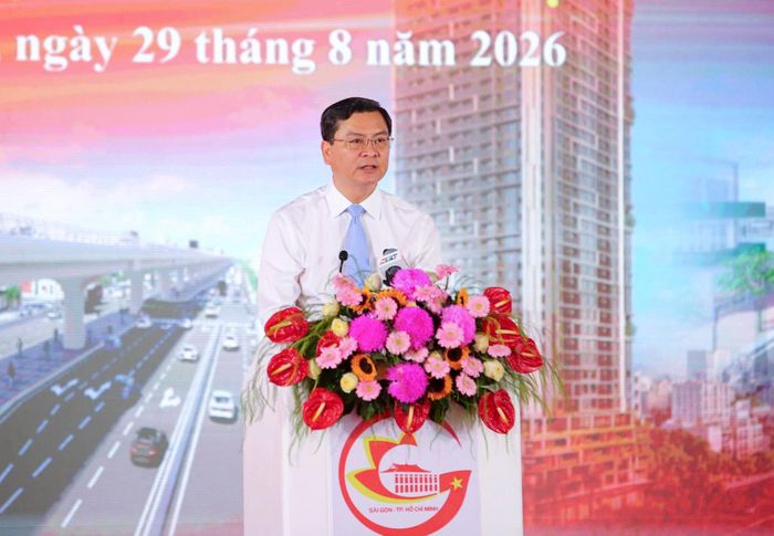  Phó chủ tịch UBND TP.HCM Nguyễn Công Vinh phát biểu tại buổi lễ khởi công ở điểm cầu Quốc lộ 13, phường Hiệp Bình, sáng ngày 29/8. Ảnh: Quỳnh Danh. 