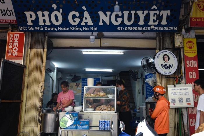 Quán phở đông khách thời điểm mới được Michelin Guide vinh danh năm 2023. Ảnh: Thụy Trang.