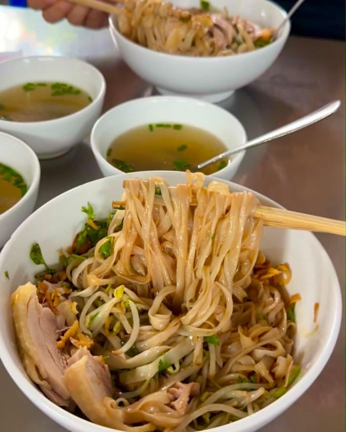 Shen và 2 người bạn đi cùng đều gọi phở trộn. Ảnh: Shen.