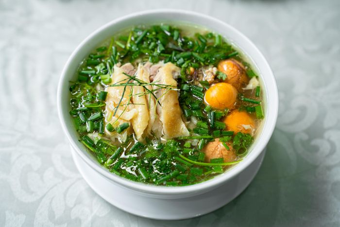 Bát phở gà đặc biệt tại một quán ở phường Hoàn Kiếm (Hà Nội), được Michelin Guide vinh danh ở hạng mục Michelin Selected (chất lượng xuất sắc) hồi tháng 6. Ảnh: Châu Sa.