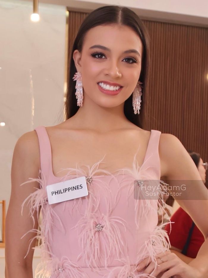 Asia Rose Simpson đang ghi dấu tại Miss World 2026 khi liên tục giành thứ hạng cao trong các phần thi phụ. Chẳng hạn, cô lọt top 3 phần thi Tài năng sau màn trình diễn múa đương đại, theo tờ Philstarlife. Thành tích này giúp đại diện Philippines duy trì chuỗi kết quả nổi bật tại cuộc thi năm nay. Cô gái 18 tuổi được đánh giá là gương mặt ấn tượng, có khả năng lọt top cao trong cuộc thi. Đồng nghĩa, cô là đối thủ nặng ký của đại diện Việt Nam Bảo Ngọc trong đấu trường nhan sắc. Ảnh: Sash Factor.