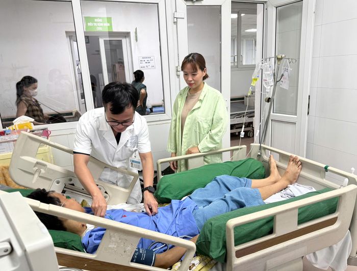 Bác sĩ thăm khám cho bệnh nhân. Ảnh: BVCC.