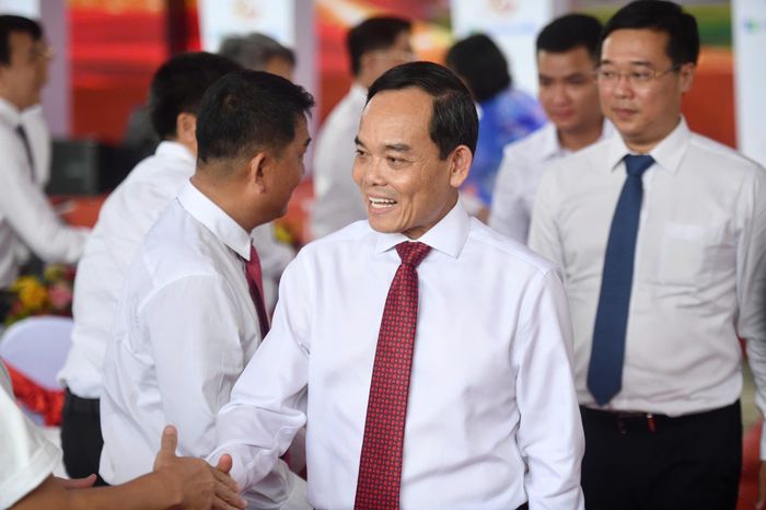  Bí thư Trần Lưu Quang gặp gỡ người dân và chia sẻ niềm vui trong ngày công trình khởi động. 