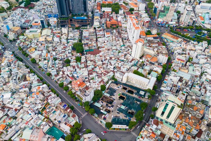  Người dân tại khu vực này đều cho biết khu Mả Lạng hình thành từ nhiều thập kỷ trước, khi người dân từ các địa phương lên thành phố làm ăn, tạm cất nhà sinh sống. Qua thời gian, dân cư ngày càng đông, diện tích nhà ở hạn chế khiến không gian sống trở nên chật chội. 