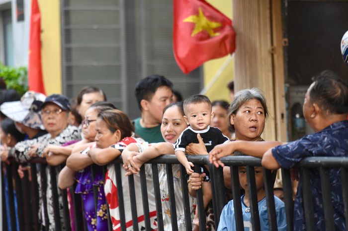  Với bà Vân, điều khiến bà vui nhất không chỉ là một căn nhà mới mà còn là cơ hội tiếp tục sống tại nơi mình đã gắn bó cả đời. "Sau này được tái định cư ở đây, tôi có thể tiếp tục sống ngay trên mảnh đất này đến khi nhắm mắt", bà Vân nói. 