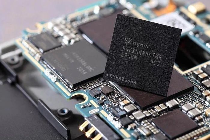  So với cùng kỳ năm ngoái, giá linh kiện bộ nhớ smartphone đã tăng gần 400%. Ảnh: SK Hynix. 
