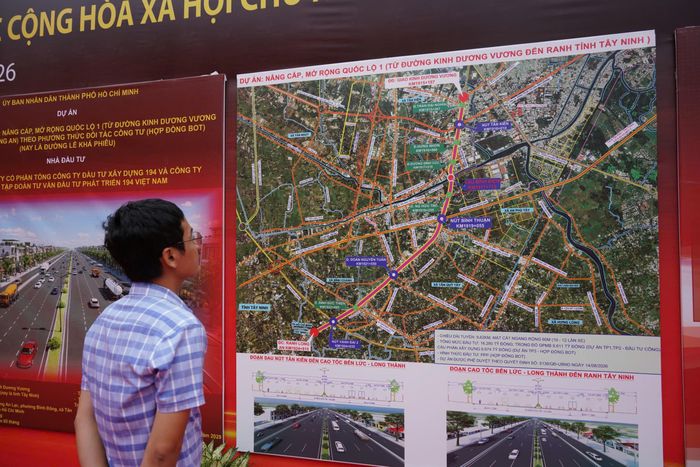  Cũng tại sự kiện sáng nay, lãnh đạo TP.HCM đã nhấn nút khởi công dự án thành phần 3 - nâng cấp, mở rộng Quốc lộ 1, với kinh phí 6.674 tỷ đồng. Sau khi nâng cấp, tuyến đường sẽ rộng 60 m, quy mô 10-12 làn xe. Trên tuyến dự kiến thiết kế 5 nút giao liên thông, gồm nút Kinh Dương Vương (đầu tuyến), Tân Kiên, Bình Thuận, Đoàn Nguyễn Tuấn và nút giao Vành đai 3. 