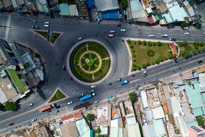  Trong ảnh là vòng xoay An Lạc - điểm đầu của dự án. Trước đó, UBND TP.HCM đã phê duyệt kết quả lựa chọn nhà đầu tư liên danh CTCP Tổng công ty Đầu tư Xây dựng 194 - CTCP Tập đoàn Tư vấn Đầu tư Phát triển 194 Việt Nam. Trong đó, Tổng công ty Đầu tư Xây dựng 194 là thành viên đứng đầu liên danh. 
