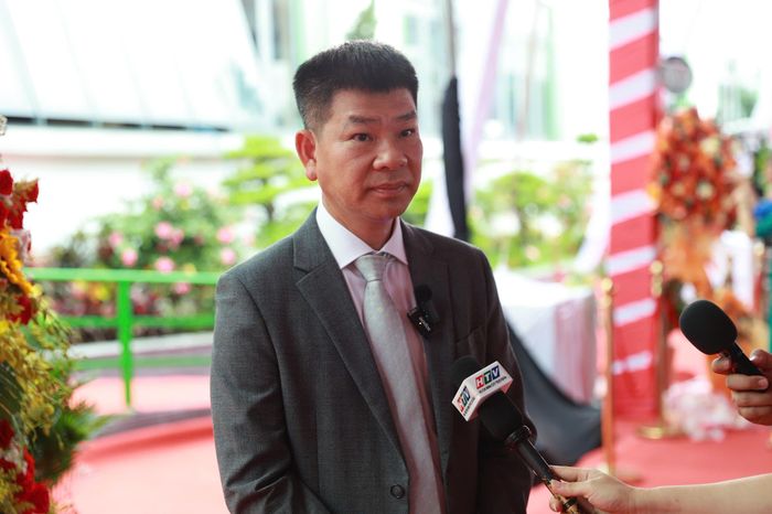  Ông Lê Hữu Nghĩa, Tổng giám đốc Công ty TNHH Thương mại Xây dựng Lê Thành (chủ đầu tư NOXH Lê Thành Tân Tạo 2) cho biết việc TP.HCM đồng loạt khởi công loạt dự án, thể hiện quyết tâm của các nhà đầu tư trong việc triển khai. Theo ông, việc xây dựng các dự án này không chỉ góp phần thúc đẩy mục tiêu tăng trưởng 2 con số của TP.HCM mà còn tạo động lực để các ngành nghề khác cùng phát triển. “Khi khởi công dự án NOXH, chúng tôi cố gắng đẩy nhanh tiến độ hoàn thiện dự án, giúp người dân thành phố có thêm lựa chọn để an cư”, ông Nghĩa nói. 