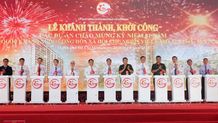  Lãnh đạo TP.HCM nghiêm túc đề nghị các nhà đầu tư, chủ đầu tư, đơn vị tư vấn, nhà thầu thi công vận dụng tối đa cơ chế mới, ra quân với tinh thần "vượt nắng thắng mưa", bảo đảm tuyệt đối về chất lượng, tiến độ, an toàn lao động; kiên quyết phòng chống thất thoát, lãng phí và tiêu cực.