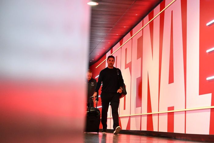 Mikel Arteta và chiếc quần ống côn quen thuộc tại mùa giải năm nay. Ảnh: Arsenal.