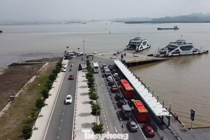  Ghi nhận của phóng viên sáng 29/8, tại bến phà Đồng Bài - Cái Viềng, thuộc đặc khu Cát Hải (TP. Hải Phòng), tình hình giao thông thông thoáng, không còn cảnh tài xế, du khách xếp hàng dài trong nhiều giờ để chờ lên phà ra đảo Cát Bà du lịch. 