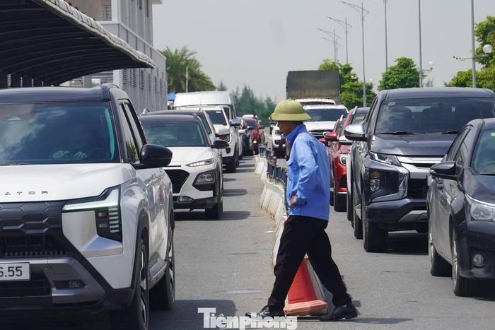  Nhân viên hướng dẫn tài xế lái xe xuống phà ra Cát Bà. 