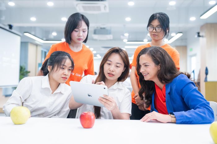  Bà Sarah Chandler tham gia lớp đào tạo và nghe học viên trình bày về dự án tạo ứng dụng phân loại đối tượng của mình. 