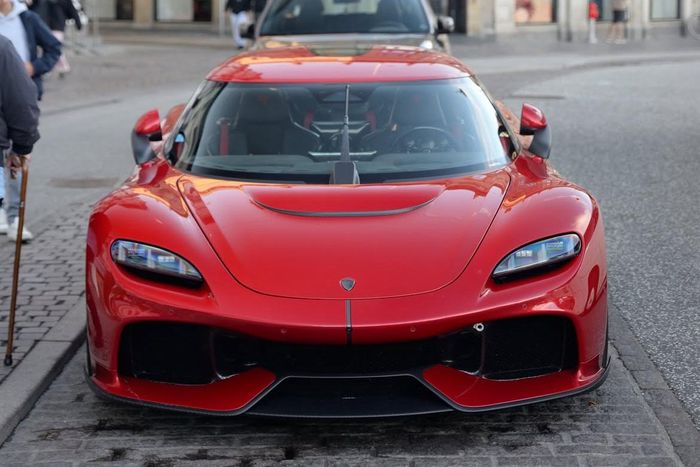 Như những mẫu Koenigsegg, chiếc Gemera đầu tiên này cũng sở hữu nhiều tùy chọn độc quyền trị giá hàng trăm nghìn USD, đặc biệt là màu sơn đỏ Johan Röd.