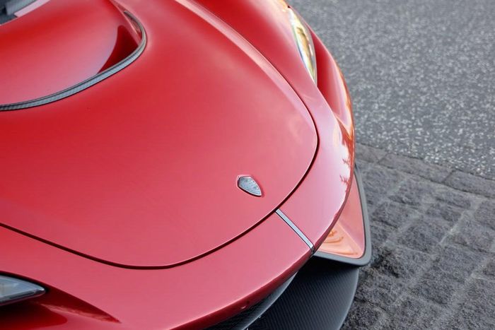 Theo kế hoạch, chỉ có 300 chiếc Koenigsegg Gemera sẽ được chế tạo với giá khởi điểm hơn 2,5 triệu USD. Trước đó, phiên bản sử dụng động cơ 3 xy-lanh 2.0L công suất 1.400 mã lực đã bị khai tử do mức độ quan tâm thấp từ khách hàng.