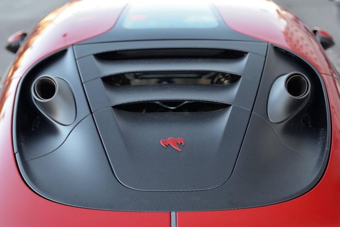 Siêu xe Koenigsegg Gemera được trang bị động cơ V8 twin-turbo 5.0L, công suất tối đa 1.500 mã lực và mô-men xoắn 1.500 Nm. Đi kèm là động cơ điện Dark Matter sản sinh công suất 800 mã lực và mô-men xoắn 1.250 Nm.