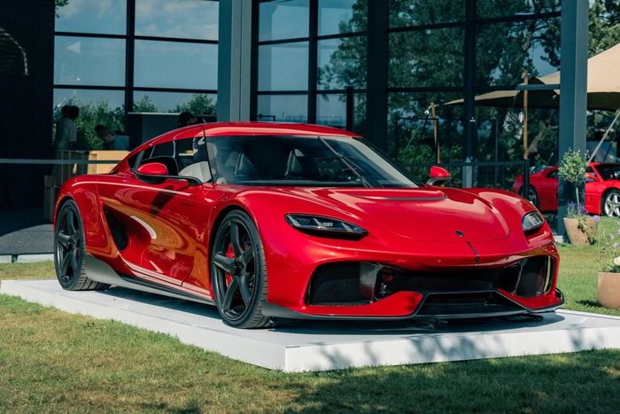 Bên cạnh các mẫu hypercar 2 chỗ, Koenigsegg còn mang đến mẫu siêu xe grand tourer PHEV với cấu hình 4 chỗ ngồi Gemera. Chiếc xe đã được ra mắt vào tháng 3/2020.