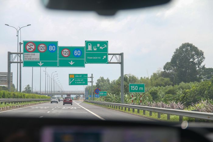  Tương tự cách thức ước lượng khoảng cách an toàn bằng vạch kẻ đường 7.8, tài xế có thể quan sát vị trí của xe phía trước và xe đang điều khiển với các biển báo 0 m, 50 m, 100 m, 150 m và 200 m nằm liên tiếp trên đường. Từ đây, tài xế có thể chủ động điều chỉnh tốc độ phương tiện đang điều khiển để đảm bảo khoảng cách an toàn theo quy định. 