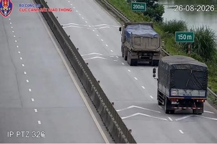 Vị trí tương đối giữa các xe với vạch kẻ đường 7.8 cũng là một trong những cách được lực lượng CSGT sử dụng để xác định lỗi vi phạm không giữ khoảng cách an toàn trên cao tốc. Ảnh minh họa: Cục CSGT. 