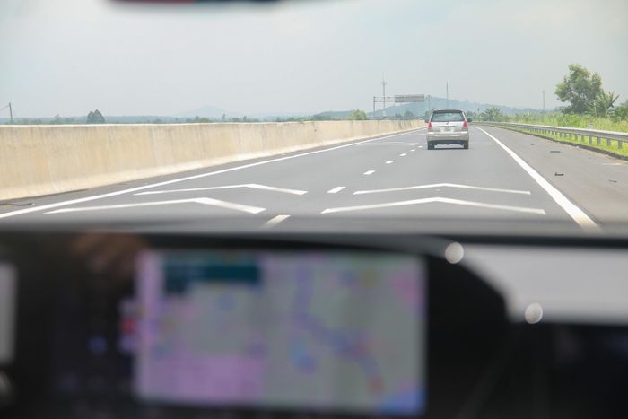  Nhờ vị trí tương đối của xe phía trước và phương tiện đang cầm lái với nhóm vạch kẻ đường 7.8, tài xế có thể ước lượng khoảng cách hiện tại giữa 2 xe. Nếu xe trước vừa đi qua một cụm vạch 7.8, tài xế có thể quan sát vị trí xe đang điều khiển so với cụm vạch phía sau để ước lượng khoảng cách. Nếu chưa vượt qua cụm vạch kế tiếp, khoảng cách giữa hai xe về cơ bản vẫn đang ở mức từ 50 m trở lên. 