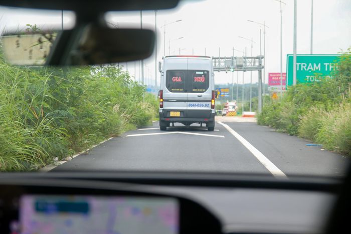  Tài xế cũng có thể nhìn thấy các vạch 7.8 bố trí trên đường vào trạm thu phí ở lối ra cao tốc. Các trạm thu phí này thường cắm biển báo, cho biết khoảng cách tối thiểu giữa các xe cần duy trì là 8 m. 