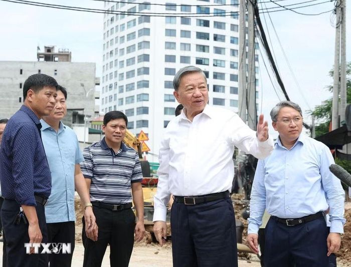  Tổng Bí thư, Chủ tịch nước Tô Lâm kiểm tra thực địa tại Dự án đầu tư xây dựng đường Vành đai 1 (đoạn Hoàng Cầu - Voi Phục). Ảnh: Thống Nhất/TTXVN. 