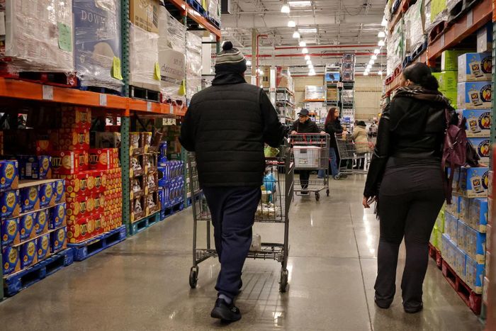  Chi tiêu của người Mỹ tăng hơn 2% trong bốn quý gần nhất. Ảnh: Reuters.