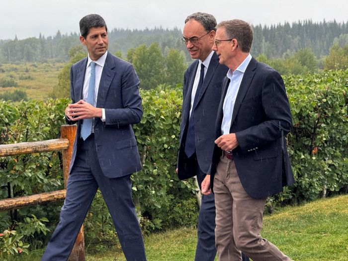  Ông Kevin Warsh (bên trái) cùng Thống đốc Ngân hàng Canada Tiff Macklem (bên phải) và Thống đốc Ngân hàng Anh Andrew Bailey (ở giữa) trong hội nghị chuyên đề kinh tế thường niên của Cục Dự trữ Liên bang Kansas City, tại Jackson Hole, Wyoming (Mỹ) ngày 28/8. Ảnh: Reuters. 