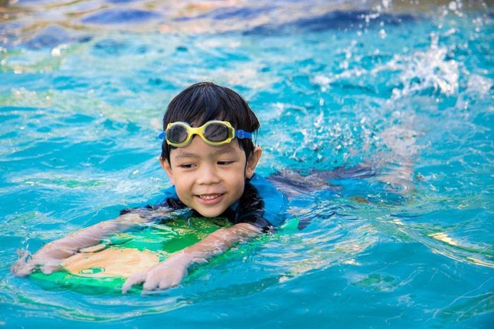 Trẻ nên được khuyến khích vận động, vui chơi ngoài trời phù hợp với lứa tuổi và hạn chế thời gian sử dụng tivi, điện thoại, máy tính bảng. Ảnh: ChildrensMD.