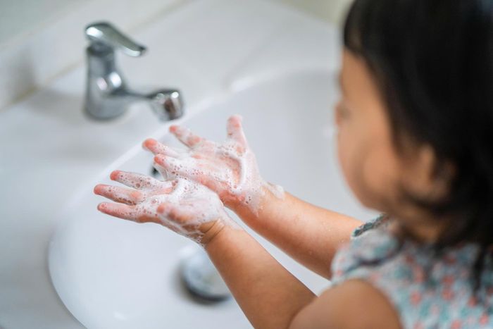 Rửa tay đúng cách và thường xuyên là thói quen quan trọng giúp trẻ hạn chế nguy cơ đưa virus, vi khuẩn vào cơ thể, nhất là khi trở lại trường học. Ảnh: Magnific.