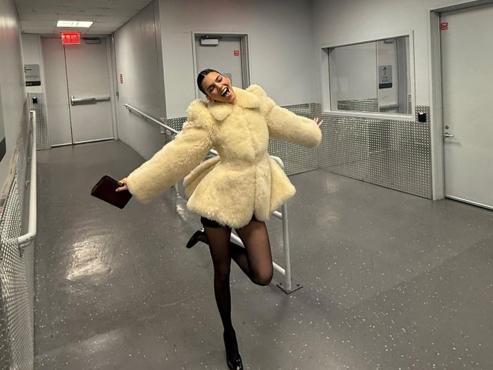  Kendall Jenner, 30 tuổi, là người mẫu Mỹ, thành viên gia đình Kardashian - Jenner và từng được biết đến rộng rãi từ chương trình truyền hình thực tế Keeping Up with the Kardashians. Cô sau đó xây dựng sự nghiệp riêng trong lĩnh vực thời trang, trở thành gương mặt quen thuộc của nhiều thương hiệu lớn và sáng lập nhãn tequila 818. Kendall nhiều lần trình diễn cho Victoria's Secret. Jacob Elordi, 29 tuổi, là diễn viên Australia, nổi tiếng qua loạt phim The Kissing Booth và series Euphoria. Vai diễn trong Frankenstein giúp anh nhận đề cử Nam diễn viên phụ xuất sắc tại Oscar 2026. Ảnh: @kendalljenner. 