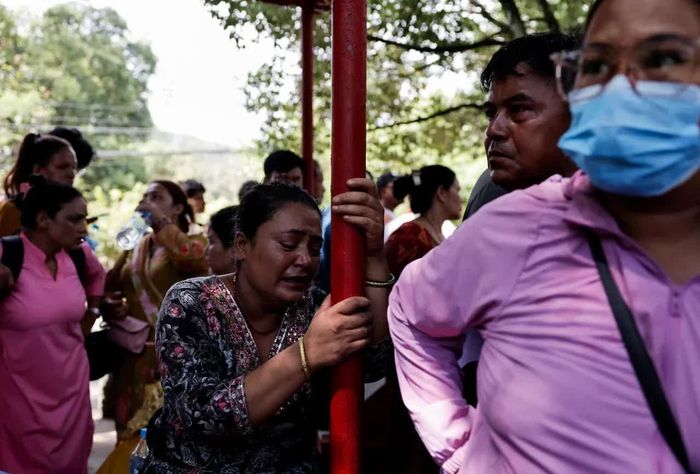 Người dân đau buồn khi người thân vẫn mất tích. Ảnh: Reuters.