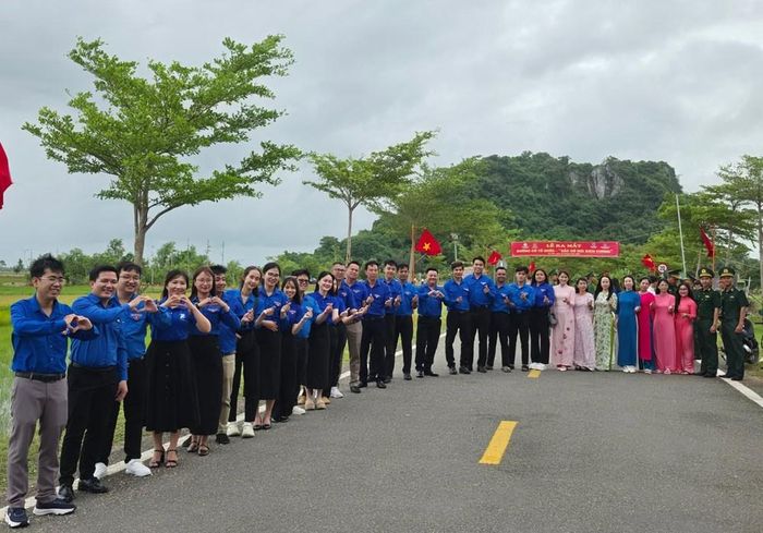 Đoàn viên, thanh niên phường Hà Tiên tham gia chỉnh trang đường cờ