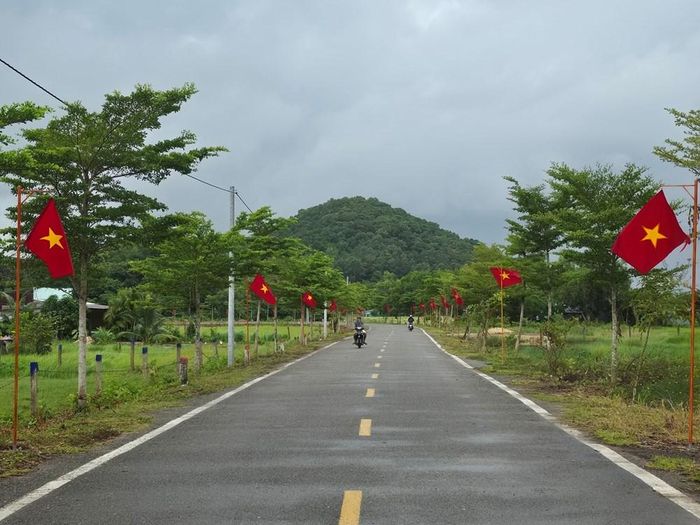 Hơn 2 km tuyến đường Đá Dựng - Thạch Động rực rỡ cờ Tổ quốc trong những ngày hướng tới Quốc khánh 2.9