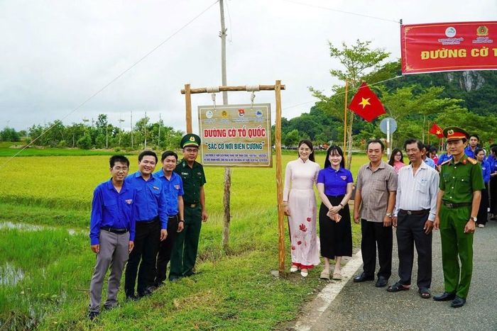 Bảng tên đường cờ Tổ quốc “Sắc cờ nơi biên cương” trên tuyến Đá Dựng - Thạch Động