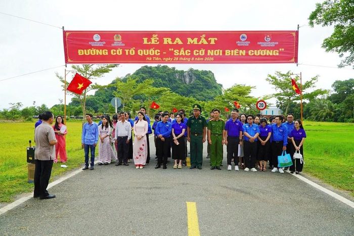 Lễ ra mắt đường cờ Tổ quốc “Sắc cờ nơi biên cương” tại phường Hà Tiên