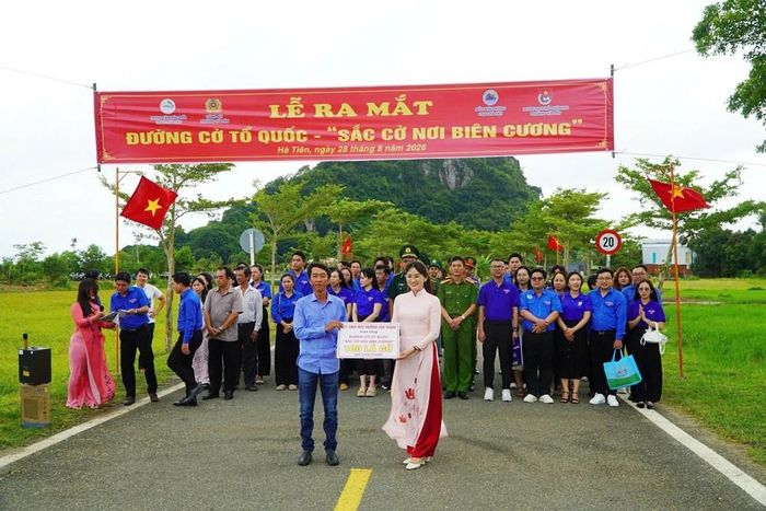 Công ty TNHH MTV Trường Vạn Thành trao tặng 100 lá cờ Tổ quốc dự phòng cho công trình