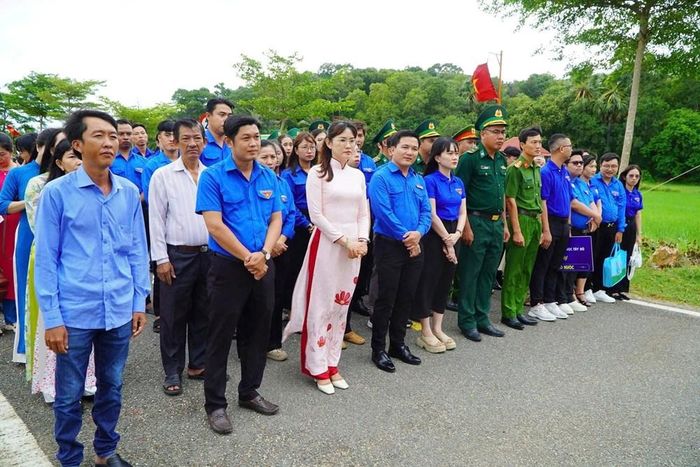 Cán bộ, chiến sĩ, đoàn viên, thanh niên và đại diện doanh nghiệp tham gia lễ ra mắt đường cờ “Sắc cờ nơi biên cương”