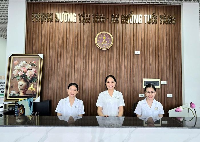 Đội ngũ nhân viên luôn sẵn sàng phục vụ, chăm sóc người cao tuổi tại Cơ sở