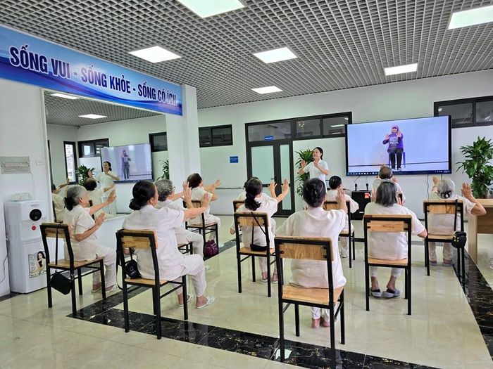 Người cao tuổi được tập luyện các bài tập thể dục phù hợp với độ tuổi